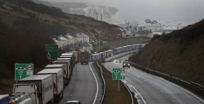 Fila de camiones en la proximiadades de Dover (Reino UNido), al fondo. 