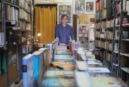 Juan Ruiz en su tienda llamada Juanito librería, en la Plaza de Vara del Rey de Madrid.