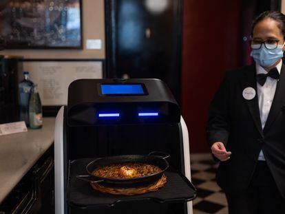 El robot camarero del restaurante Set Portes de Barcelona.