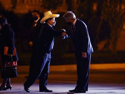 El presidente electo, Pedro Castillo, saluda al actual, Francisco Sagasti, en un encuentro en el palacio de Gobierno, el 21 de julio.