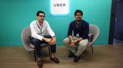 Juan Galiardo, a la izquierda, y Manel Pujol, en la nueva sede de Uber en Madrid.