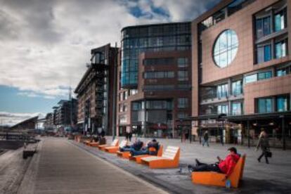 Tumbonas en el paseo marítimo de Aker Brygge, en Oslo.