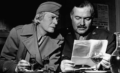 La periodista Janet Flanner y Ernest Hemingway, en una imagen sin datar.