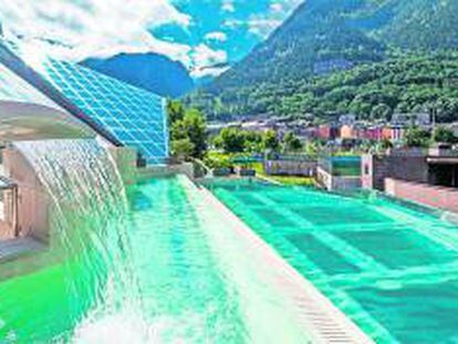 Laguna panorámica situada en la zona termolúdica de Caldea (Andorra), construida por Fluidra.