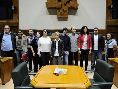 Los 11 parlamentarios de Podemos visitan el hemiciclo de la Cámara vasca tras entregar sus credenciales.
