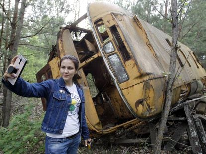 Una turista se hace un selfi frente a un autobús abandonado en Prípiat, Ucrania, este verano.