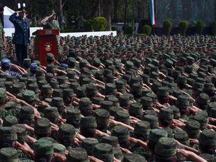 CIUDAD DE MÉXICO, 16ABRIL2016.- El Secretario de la Defensa Salvador Cienfuegos Zepeda ofreció disculpas a los mexicanos por actos de tortura, hace unos días se dio a conocer un vídeo en donde dos elementos del Ejercito torturan a una mujer que aparentemente esta detenida, aseguró que ningún soldado tiene que atentar contra la seguridad y violencia de los derechos humanos del pueblo que están obligados a servir. En un acto en donde se congregaron a más de 26 mil elementos en el Campo Militar No. 1, y cuyo mensaje se transmitió vía televisión a otros 131 mil soldados, reitero que tienen la obligación de denunciar actos desleales, contrarios a la ley y disciplina militar, y les preciso que la ilegalidad no se enfrenta con más ilegalidad.
FOTO: MOISÉS PABLO /CUARTOSCURO.COM