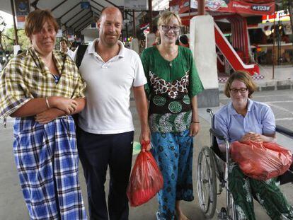 Supervivientes holandeses y alemanes del naufragio, en el Aeropuerto Internacional de Ngurah Rai en Bali, el 19 de agosto de 2014.