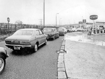 Colas de vehículos para abastecerse de combustible en Inglaterra, en 1973.