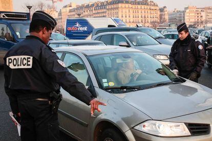 La policía controla, este lunes, el cumplimiento de las restricciones de circulación por la contaminación en París.