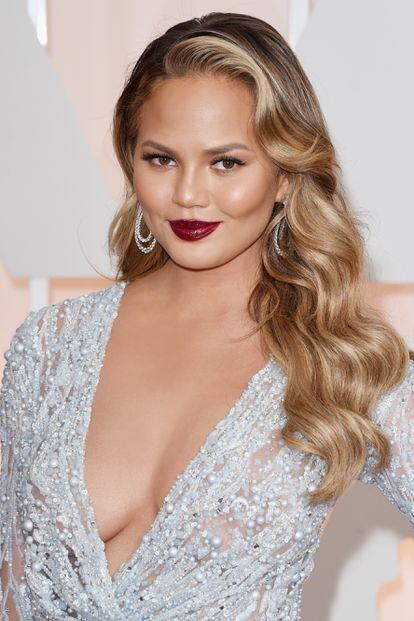 Chrissy Teigen, una nueva famosa arrepentida de la cirugía estética: se va  a quitar los implantes de silicona del pecho