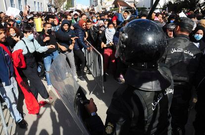 Manifestantes, frente a los antidisturbios de Túnez, este martes, en el exterior del Parlamento.