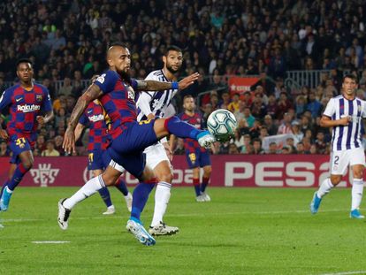Arturo Vidal marca el segundo gol del Barcelona.