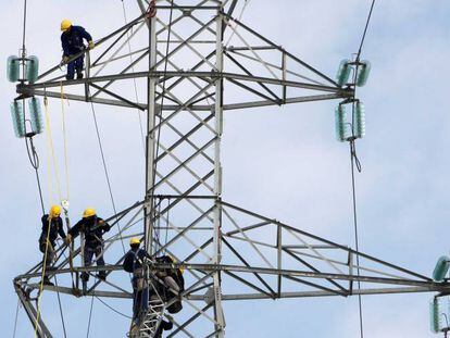 Operarios reparando el tendido el&eacute;ctrico