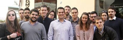 Nino Torres, en el centro, con otros integrantes de la red de voluntarios jóvenes de Susana Díaz.
