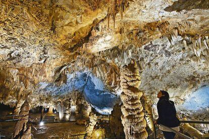 La cueva de Pozalagua, en la comarca vizcaína de las Encartaciones, esconde una bóveda de 125 metros de longitud, 70 de anchura y 12 de altura con una de las mayores concentraciones de estalactitas excéntricas, formaciones de calcita y dolomita que cuelgan del techo de la cueva enredándose de forma caprichosa, como raíces de mármol. La gruta se descubrió casualmente en 1957, y se puede visitar en una ruta guiada de 45 minutos que finaliza en el mirador con vistas al valle de Carranza.