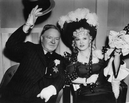 W.C. Fields con Mae West en el rodaje de 'My Little Chickadee' (1940).