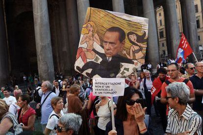 Varios ciudadanos italianos protestan contra Berlusconi frente al Panteón, en Roma.