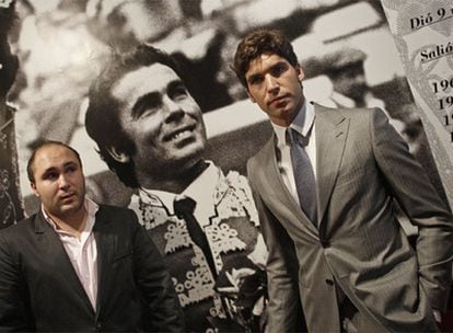 Francisco Rivera y Cayetano, los dos hijos menores del torero, el viernes en la inauguración de una exposición sobre su padre.