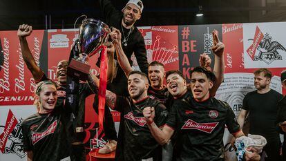 Los Black Panthers, el equipo dirigido por Israel B, los ganadores de Hot Spot, celebran el título.