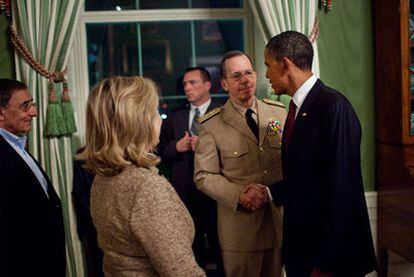 Obama saluda al almirante Mike Mullen, jefe de la Junta de Estado Mayor, ante Hillary Clinton.