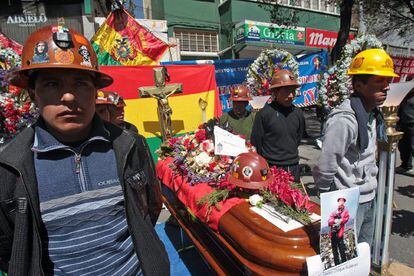 Obreros de la Federaci&oacute;n Sindical de Trabajadores Mineros de Bolivia junto al cuerpo del minero H&eacute;ctor Choque.