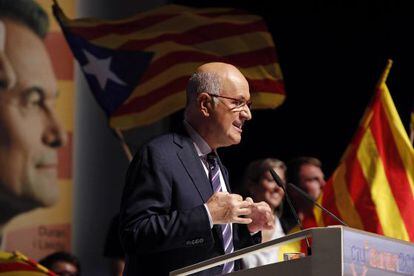 El cabeza de lista de CiU al Congreso, Josep Antoni Duran Lleida, durante su intervención en el mitin que el partido ha celebrado hoy en el Teatre Kursaal de Manresa.