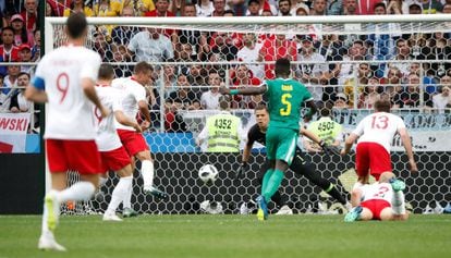 El jugador polaco Thiago Cionek marca gol en propia puerta.