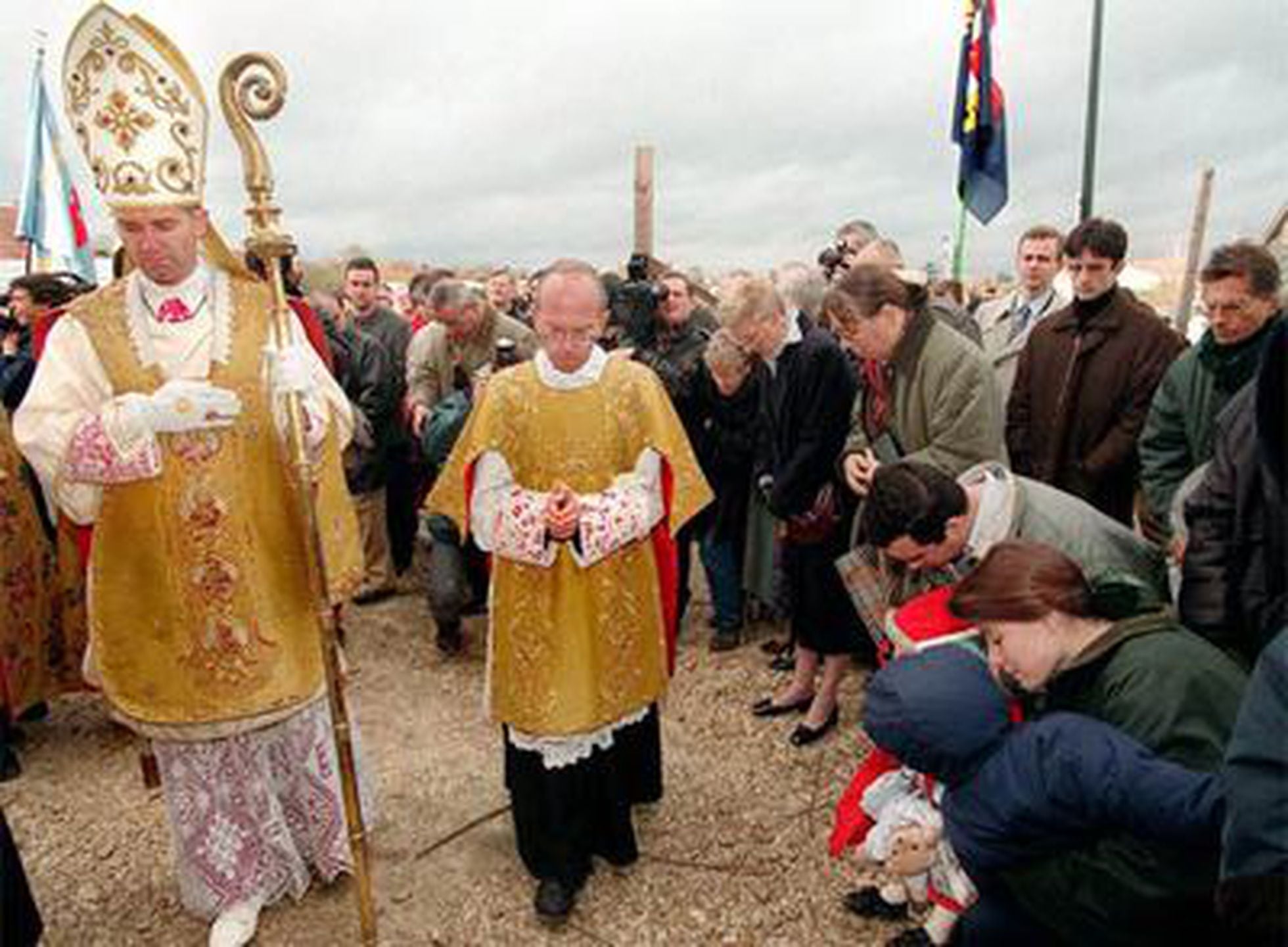 El Papa revoca la excomunión de cuatro obispos tradicionalistas ...