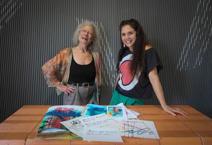 Laura Ciarlantini (Pintora, a la izquierda) y Zenaida Alcalde (Acrobatista) posando en el centro cultural Conde Duque, donde representarán el espectáculo circense 'Y ahora qué?' .