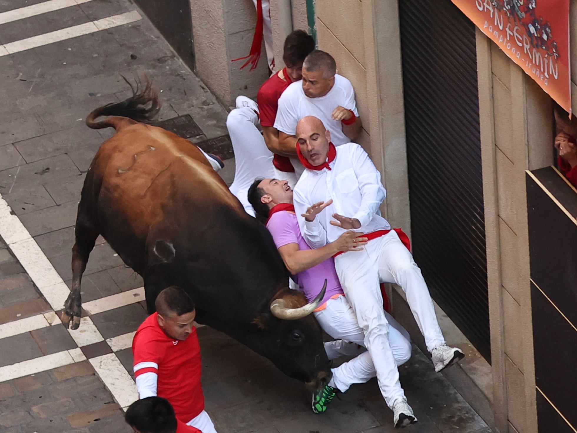 Impresionantes volteretas y tremendas caídas en un trepidante cuarto  encierro de San Fermín con los toros de Fuente Ymbro | Cultura | EL PAÍS