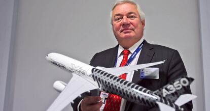 John Leahy, director comercial de Airbus, posa con una maqueta del nuevo A350 XWB. 