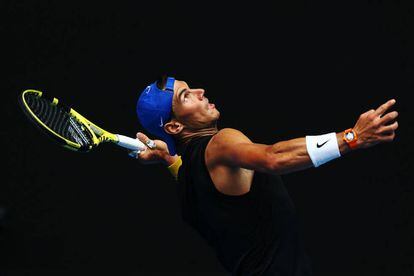 Nadal sirve durante un entrenamiento en Melbourne.