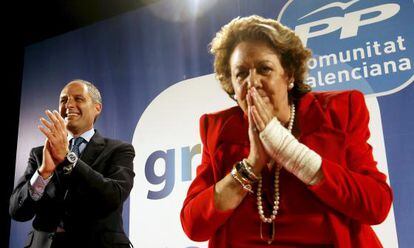 La alcaldesa de Valencia, Rita Barberá, y el presidente de la Generalitat, Francisco Camps, celebran los resultados