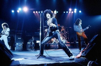 Thin Lizzy durante la grabación del que muchos califican como el mejor disco de rock en directo, 'Live and dangerous'. En el centro el líder, Phil Lynott. Escoltándole, los guitarristas Brian Robertson y Scott Gorham. Fue en Londres en 1978.