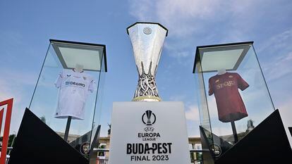 El trofeo de la Europa League entre las camisetas de Sevilla y Roma en Budapest (Hungría).
