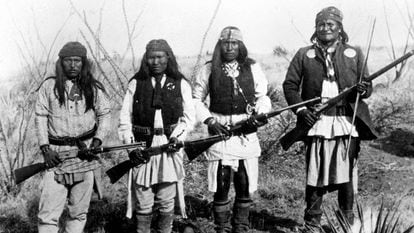 Gerónimo, a la derecha, con tres de sus guerreros; de izquierda a derecha, Yanozha, Chappo y Fun.