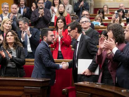 El presidente Pere Aragonès y el jefe de la oposición Salvador Illa se estrechan la mano al aprobarse los presupuestos catalanes con los votos de ERC, PSC y En Comú Podem.