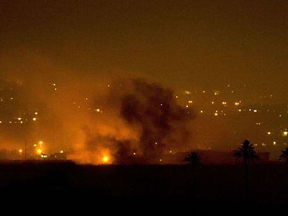 Una imagen que muestra la estela que dejan las bombas israel&iacute;es sobre la franja de Gaza.