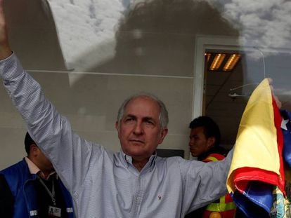El exalcalde de Caracas, Antonio Ledezma, sujeta en bandera de Venezuela a su llegada a Bogotá (Colombia), este viernes.