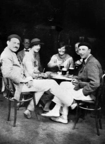 Hemingway en Pamplona en 1925 con los amigos que inspiraron 'Fiesta'. De izquierda a derecha, el escritor, Lady Duff Twysden, Hadley Hemingway, y Harold Loeb.
