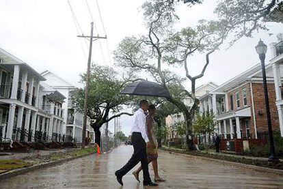 Obama pasaea junto a su esposa por las calles de Nueva Orleans, devastadas hace cinco años por el Katrina.