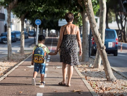 Una madre acompaña a su hijo en el primer día de colegio.