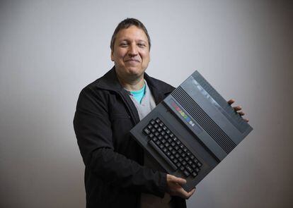 Jordi Palet, director de I+D de Eurohard cuando apenas tenía 18 años, sostiene un Dragon 64 original de su colección particular.