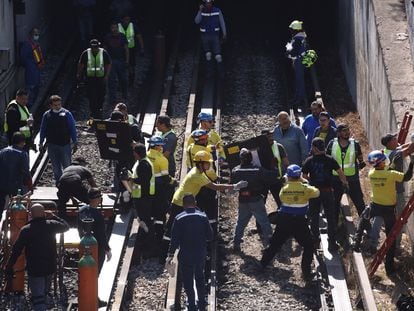 Personal de rescate trabaja en la zona del accidente del Metro en Ciudad de México, el pasado 7 de enero.