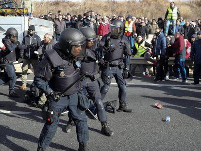 La polic&iacute;a se enfrenta a taxistas en huelga mientras intentan bloquear la autopista M-40 en Madrid.