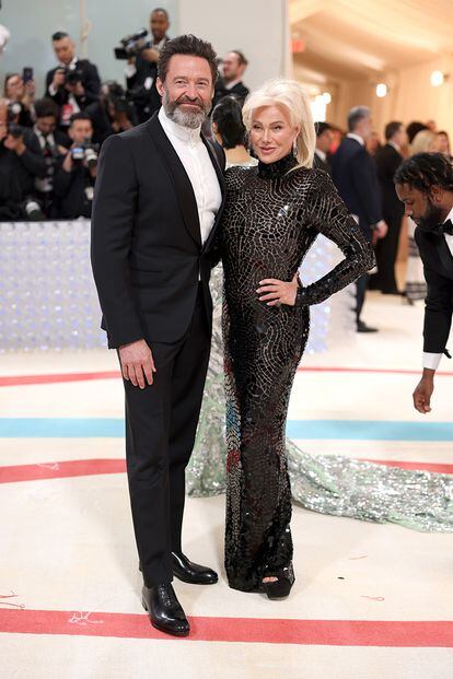 El matrimonio formado por Hugh Jackman y Deborra-Lee Furness. Él lleva esmoquin de Zegna y ella, vestido de Tom Ford.