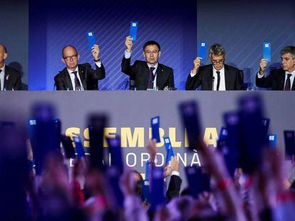 Votación en la Asamblea de compromisarios del Barça.