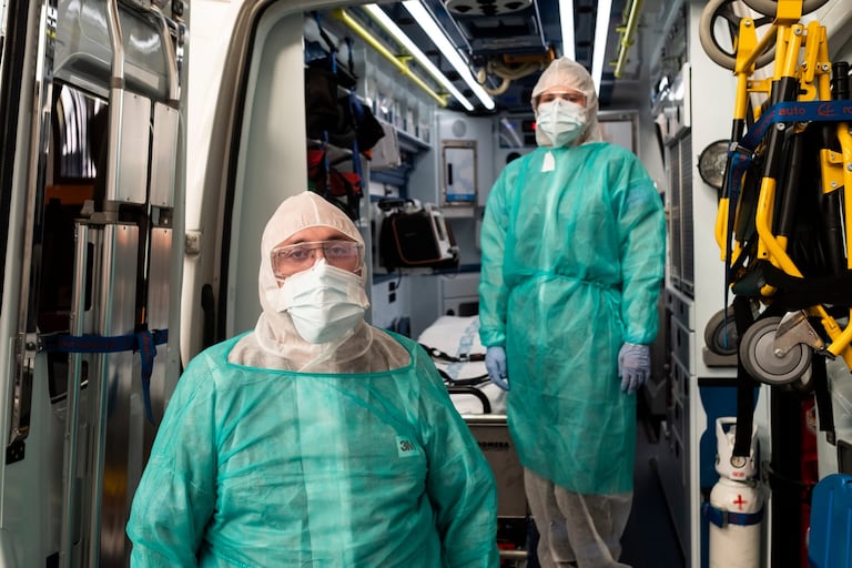Dos sanitarios, este domingo en unas instalaciones de Transamed. Esta era la empresa de ambulancias a la que recurrió Encarnación Burgueño en su plan de medicalización de residencias. Trabajaron 12 días sin que la Comunidad les reconociera su esfuerzo.