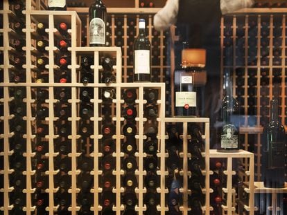 Los restaurantes apuestan por vinos exclusivos como parte de su oferta gastronómica. Un sumiller selecciona una botella de vino.